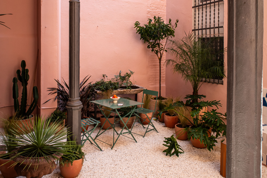 Patio interior Bliss bcn con mesas y sillas donde descansar y relajarse