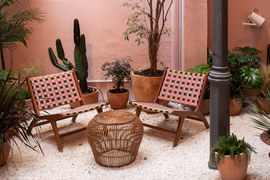 Patio interior Bliss bcn con dos butacas donde descansar y relajarse
