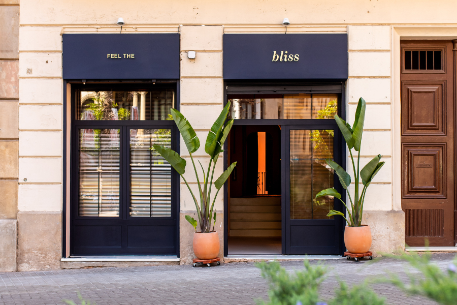 Fachada de Bliss en Gràcia, centro especializado en masajes ejecutivos en Barcelona
