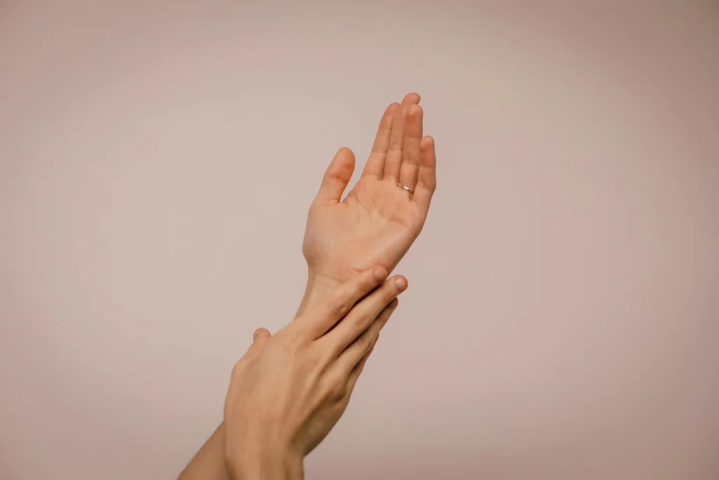 Manos explorando el tacto consciente, clave en los beneficios terapéuticos del masaje erótico en Bliss Barcelona.