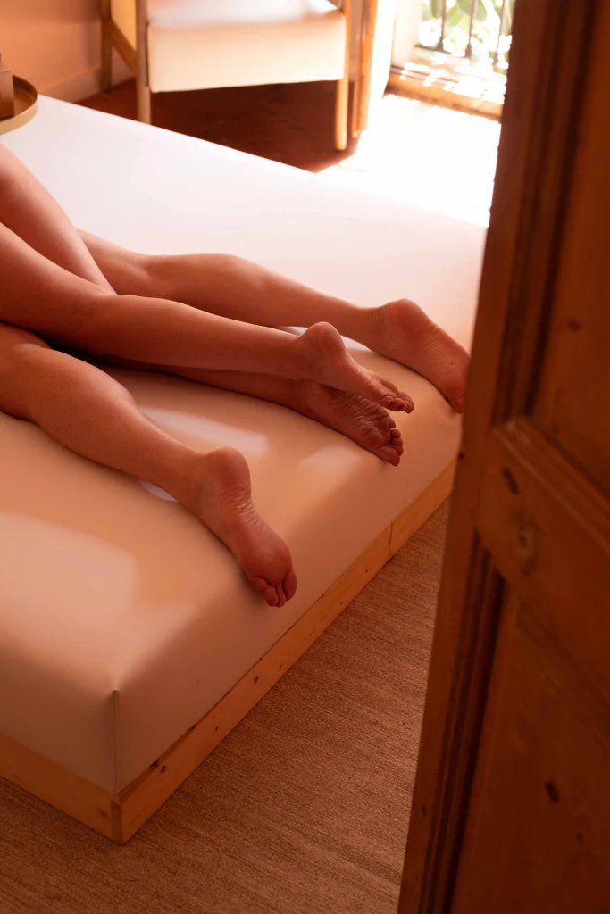 Masaje erótico tántrico con cuerpos entrelazados sobre tatami, Bliss Barcelona