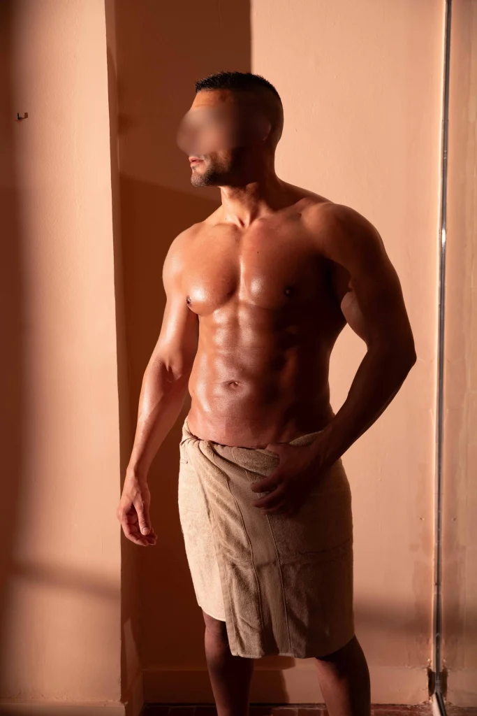 Masajista masculino Aleix con cuerpo atlético en toalla, Bliss Barcelona