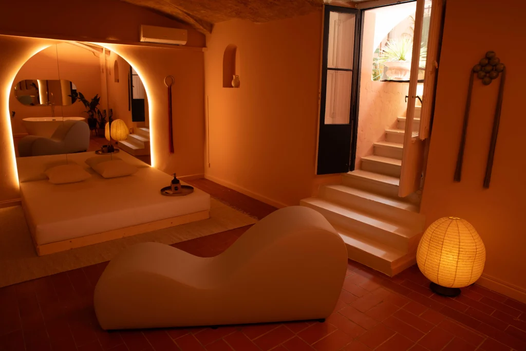 Suite erótica de Bliss con tatami, sillón tantra y bañera privada en ambiente íntimo en Barcelona