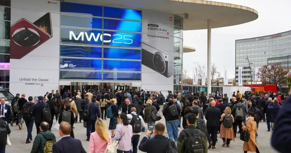 Asistentes entrando al Mobile World Congress 2025 en Barcelona, el mayor evento tecnológico para ejecutivos y empresas
